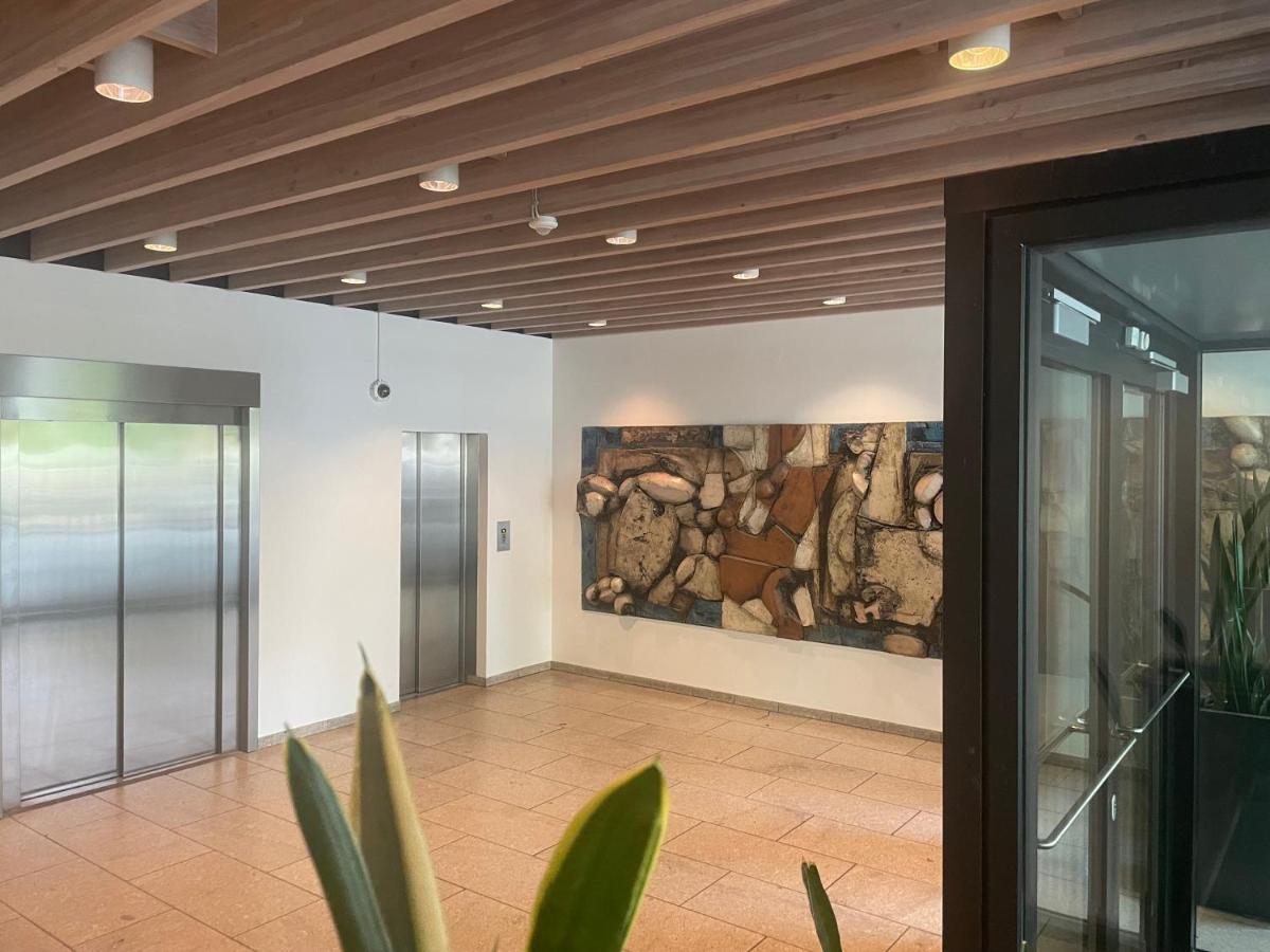 Modern With Rooftop, Privat Balcony, & Free Parking, Steps From Attractions
