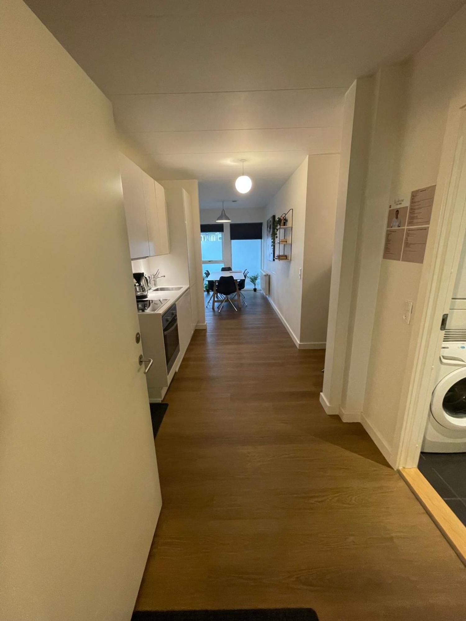 Modern With Rooftop, Privat Balcony, & Free Parking,next To Attractions